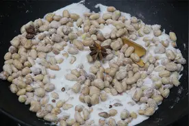 花生米不要油炸着吃了，教你做盐焗五香花生米，清脆爽口不油腻视频封面