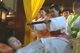 二大爷：宠妃产子晕了过去，接生婆拿擀面杖擀，怎料还真管用