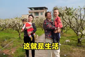 和嫂子一起带孩子看花，感慨工作和带孩子终究难两全，没办法兼顾视频封面