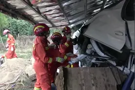 玉林一小车飙车撞上民房秒变废铁视频封面