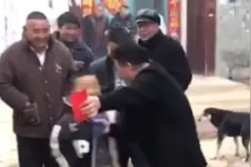 40岁男子给8岁小孩磕头拜年，拍摄者：按辈分两人爷孙关系视频封面