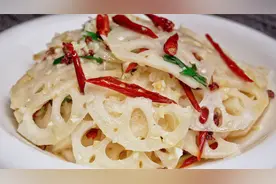 在家做藕片总是变色发黑？大厨教你一招，出锅洁白脆爽不变色视频封面