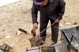 71岁老铁匠师傅，14岁开始干打铁生意，现在的收入说出来让人心酸视频封面