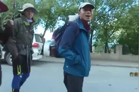 游客从北京步行到318国道用了108天，在路上捡到的小猫都养大了视频封面