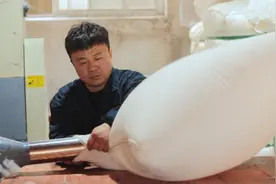 卡里有1000万还在干流水线，富二代：我爸是木工出身，逼我干车间视频封面
