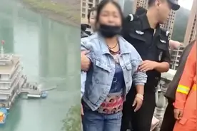 “我没有打她”！重庆两小学女生双双跳入乌江，疑似家属江边痛哭视频封面