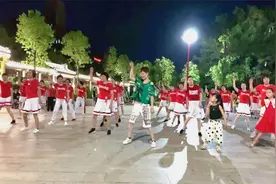 让青春吹动你的长发，一首《追梦人》音乐响起，男女老少欢快舞动