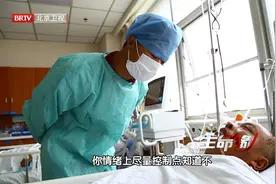 男子工地失足掉落，被一根钢筋贯穿全身出头顶40公分，却奇迹存活视频封面