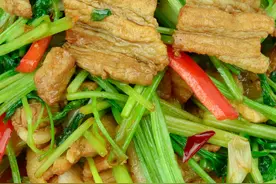 厨师长教你小芹菜炒五花肉做法，地道的农家菜，下酒下饭