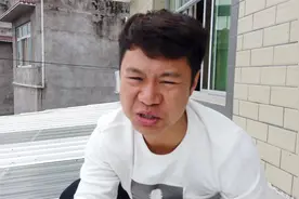 家里用彩钢瓦做的遮阳棚，一下雨就吵得睡不着觉，看三石咋解决