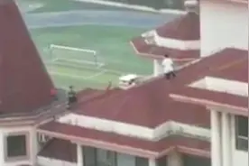 吓死人！5个熊孩子在高20层的楼顶嬉戏，最小的孩子仅2岁视频封面