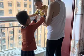 哥哥从爸爸手中接过哭闹弟弟，弟弟秒安静：家庭地位一目了然视频封面