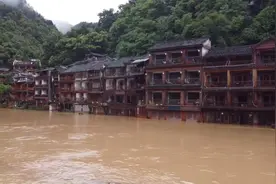 湘西突降暴雨凤凰古城局部被淹：水流湍急桥面被淹 有人趟水出行视频封面