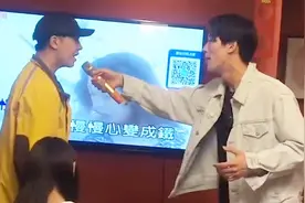 外卖小哥到KTV送外卖！被拉进来唱歌，一开口整个包厢掌声不断！视频封面