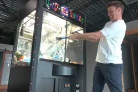 为什么娃娃机总抓不到娃娃？男子暴力拆开后，才发现其中的猫腻！