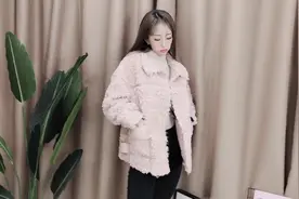 白色亲肤打底衫搭配粉色羊羔绒外套，清纯少女风，秋冬新品哦视频封面
