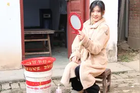 农村离婚姑娘一大早梳妆打扮，妆后像仙女一样，大家有被惊艳到吗视频封面