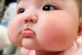 现实版蜡笔小新！萌娃脸蛋神似小新，网友：第一眼就看错了视频封面