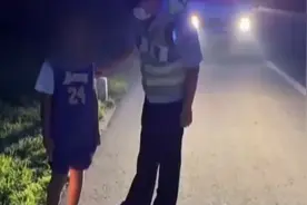 小学生夜晚独行省道，民警耐心询问，只因想家找妈妈视频封面
