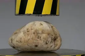 坚硬的石头VS液压机到底谁更硬？老外亲测，画面太硬核了！视频封面