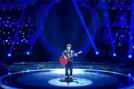 9岁男孩吉他弹唱原创《我只是个孩子》，孙楠直接冲上台拥抱！