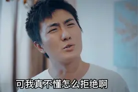 男人当着女友的面和别的女生暧昧，说是别人主动的，渣男太可恨了视频封面