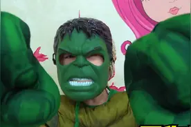 妈妈正在睡觉呢，可是小花却恶作剧吵醒妈妈，会不会被妈妈发现呢