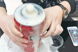 试喝超大罐的“青岛原浆啤酒”这个气也太足了吧，喷了我一桌子！视频封面