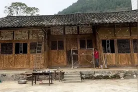 荒废百年的林中木屋，小伙不畏艰险将它翻新改造，过程解压又舒适