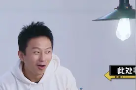 邓超拍戏时把张雨绮压在沙发上，有谁注意他的手？已婚男人的反应视频封面