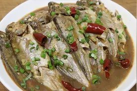 红烧小黄鱼这样做才好吃，别直接下锅，鱼肉鲜嫩，汤汁浓稠没腥味