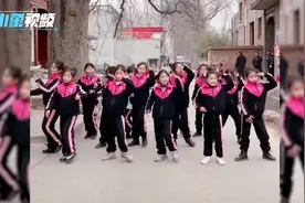河南洛阳一群农村孩子在村口跳街舞，老师：农村孩子也有艺术追求