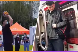 姚明乘地铁低调出行，头抵车顶躬身弯腿，靠车厢门口被挤无人让座视频封面