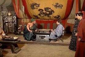 三国：关羽中箭求得华佗疗伤，边刮骨边下棋，这气魄三国第一人！视频封面
