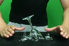 魔术：刘谦表演过的隔空打碎杯子！简单你能看出破绽吗？视频封面