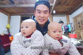 农村小伙为双胞胎儿子剃头 农村理发有讲究 一个月剃一次 好可爱
