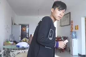 小伙找媳妇要零花钱，要200媳妇这次却主动给300，结局真是太逗了视频封面