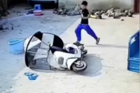 1岁弟弟被车砸中大哭 9岁哥哥飞奔而来抱起弟弟安慰视频封面