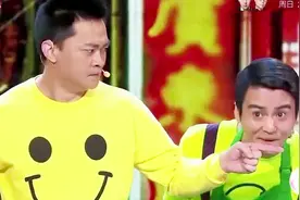 我们都是木头人不许说话不许动，小店员整蛊拼酒人，逗笑全场！视频封面