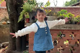 5岁小妹妹太可爱了，自学舞蹈送大家，笑容好有感染力视频封面