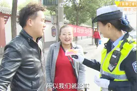 摩托男子因太爱“干净”被交警姐姐现场“送抹布”