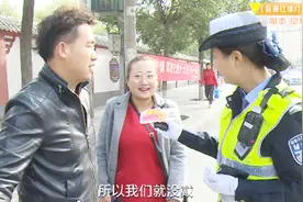 摩托男子因太爱“干净”被交警姐姐现场“送抹布”