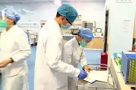 广东一男子喝过期酸奶躺进ICU，医生：感染李斯特菌视频封面