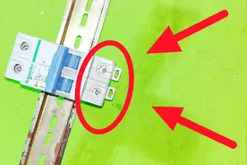 才知道，原来空开上的卡扣是可以更换的，难怪老电工从来不舍得扔