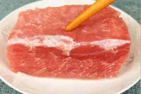 炒猪肉时，瘦肉发柴嚼不动？教你一招，吃肉和吃豆腐一样嫩滑，香