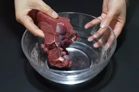 洗牛肉不要只用清水冲，教你一招，脏东西血水全出来，太省事了