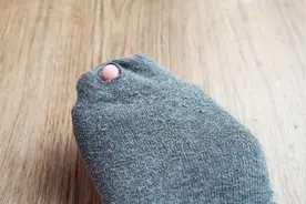 袜子经常磨破了？学个无痕缝补方法，破袜子看上去像翻新了一样