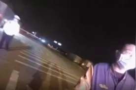 小伙真是太大胆了，拿着C1本开起大货车，准驾不符被交警查个正着