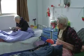 老人住院没人照顾怎么办？子女可享最长20天带薪陪护假视频封面
