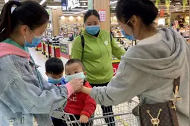 娟子三姐妹相约赶县城，妹妹抱着孩子高兴的坐上车，好久没出来了